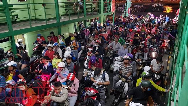 Người dân ùn ùn trở lại TP Hồ Chí Minh sau kì nghỉ lễ 30/4 và 1/5 ảnh 4